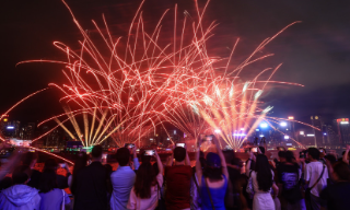 【视频】五一假期首日逾18万内地游客抵港 维港举行烟火表演
