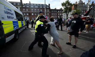 【视频】英国已有1000多人参与骚乱被捕：最小者仅11岁 过半被快速起诉