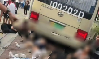 【视频】山东泰安一学校门口发生严重交通事故 已致11人死亡
