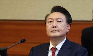 韩国宪政史上首位在任总统出席弹劾案庭审辩论 尹锡悦现身宪法法院