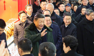习近平察看春节市场供应：希望你们的生活像糖果一样甜甜美美