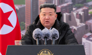 金正恩时隔4年在金正日生日参拜锦...