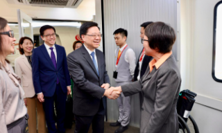 李家超抵达海南海口准备出席博鳌论坛 将致辞分享香港发展机遇