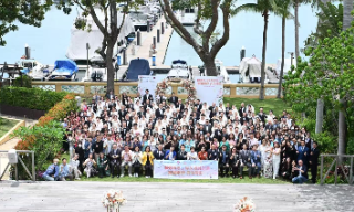 【视频】银发婚纱耀黄金海岸：为长者弥补遗憾 为照顾者筹集善款