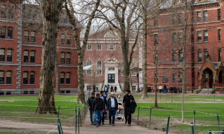 【视频】美政府取消哈佛大学招收国际学生资格 现有外国学生须转学