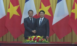 【视频】马克龙访越双方签署国防等项目协议