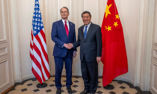 【视频】何立峰访英并出席中美经贸磋商会议 中方批准部分稀土出口申请